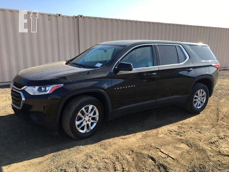2021-chevrolet-traverse-ls-image-1