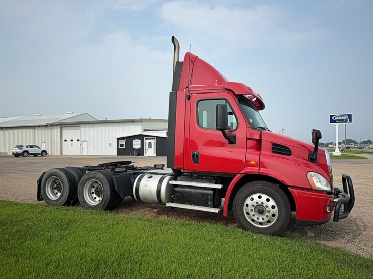 2020-freightliner-cascadia-113-image-3