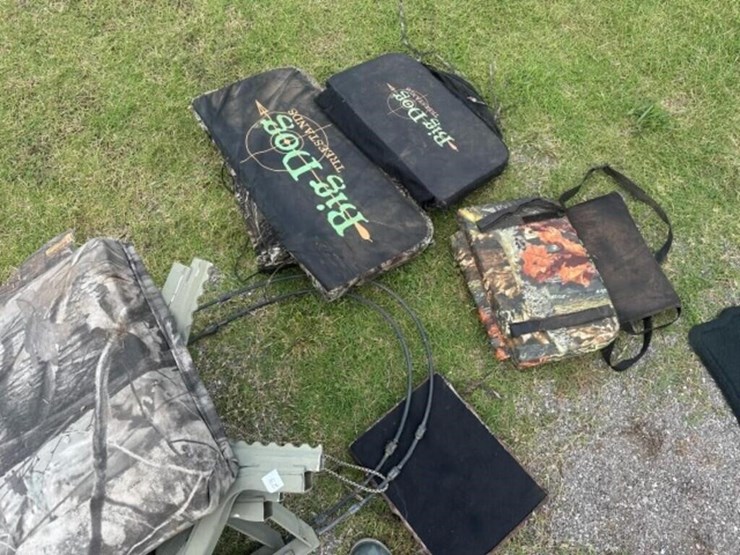 folding-hunting-tree-stand-&-pads-image-4