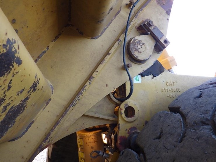 2011-caterpillar-770-image-30