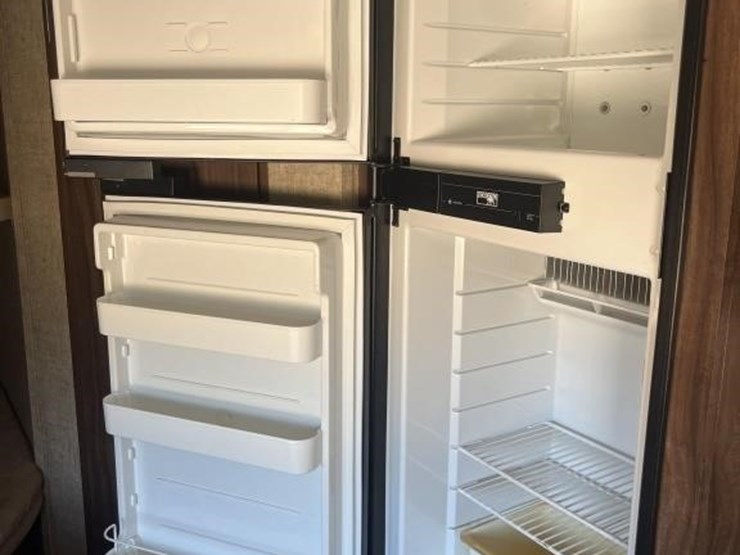l2--2016-kz-sportsman-travel-trailer-image-16