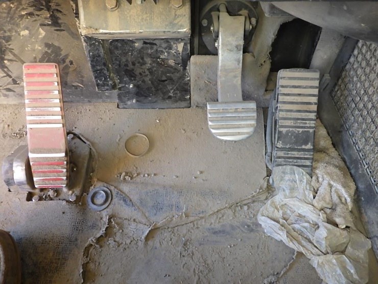 2011-caterpillar-770-image-16