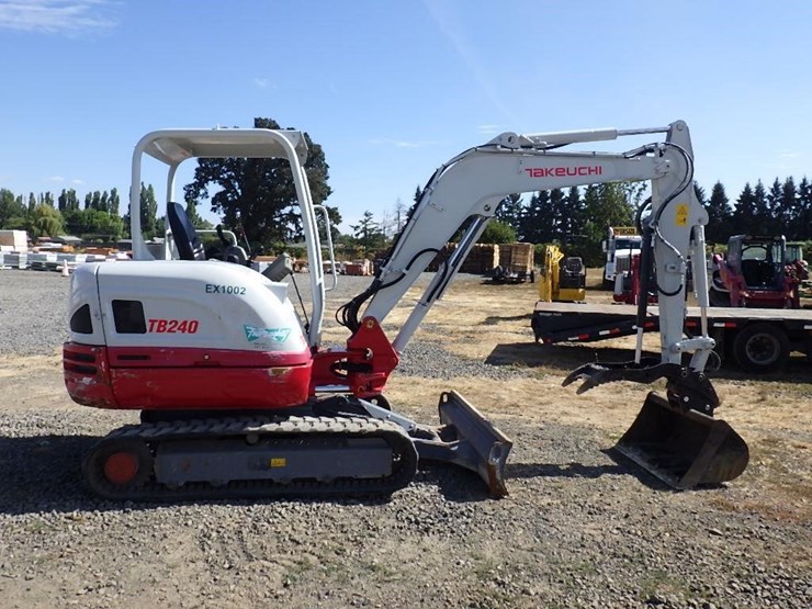 2021-takeuchi-tb240-image-3