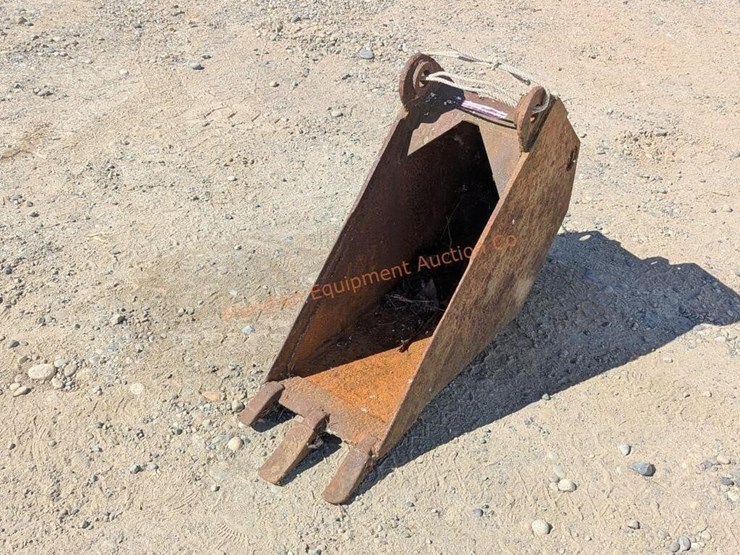 14"-backhoe-digging-bucket-image-2