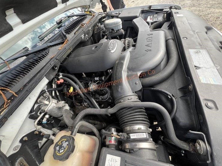 2003-chevrolet-suburban-image-37