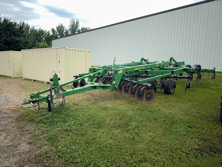 john-deere-2700-image-1