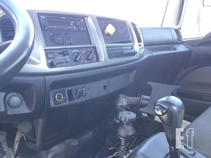 2017-hino-268a-image-7
