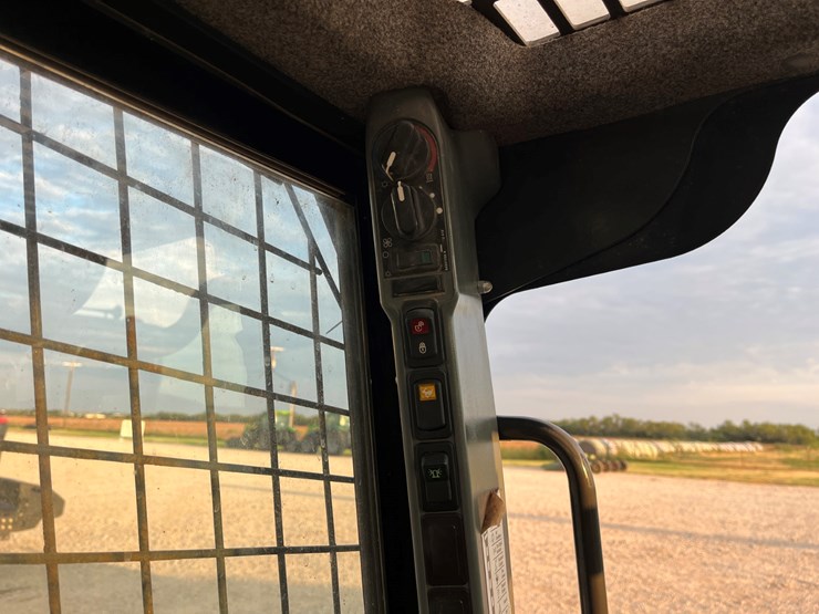 2015-new-holland-c238-image-16