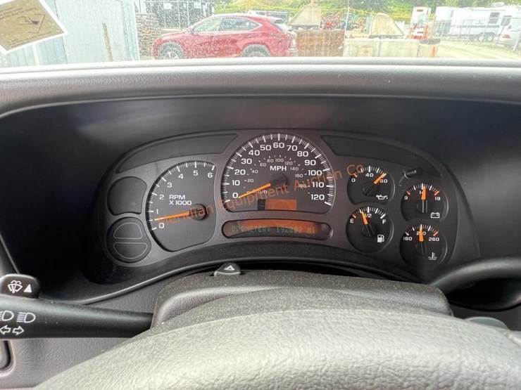 2003-chevrolet-suburban-image-39