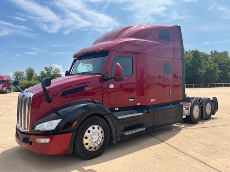 2022-peterbilt-579-image-1