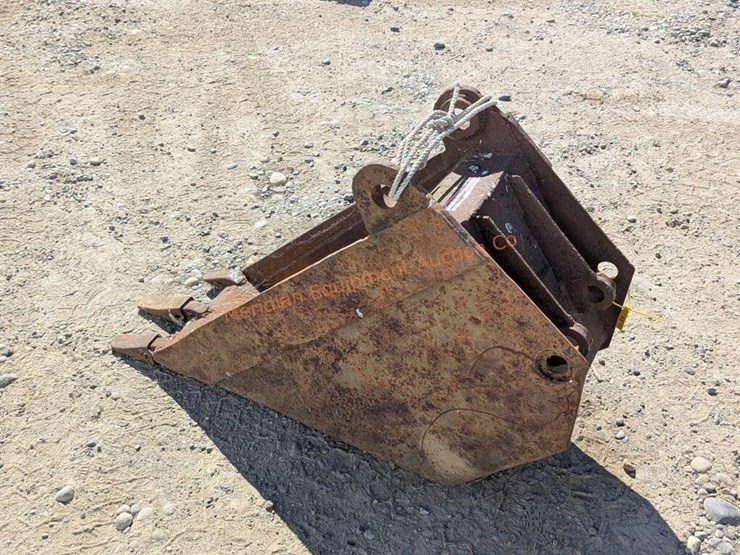 14"-backhoe-digging-bucket-image-9