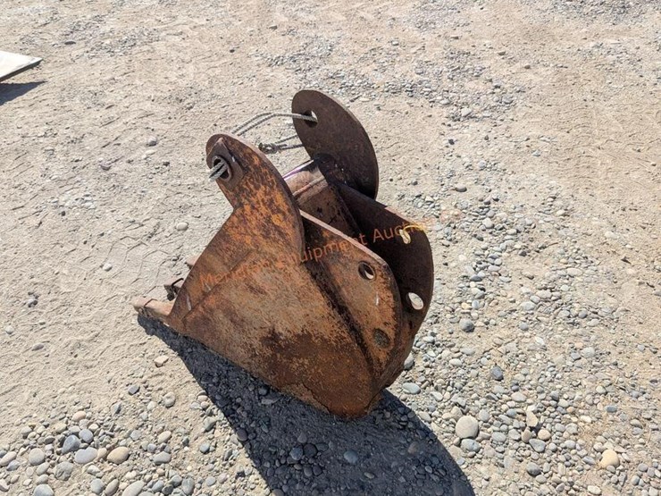 12"-backhoe-digging-bucket-image-2