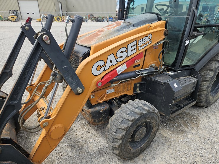 2019-case-580sn-image-24