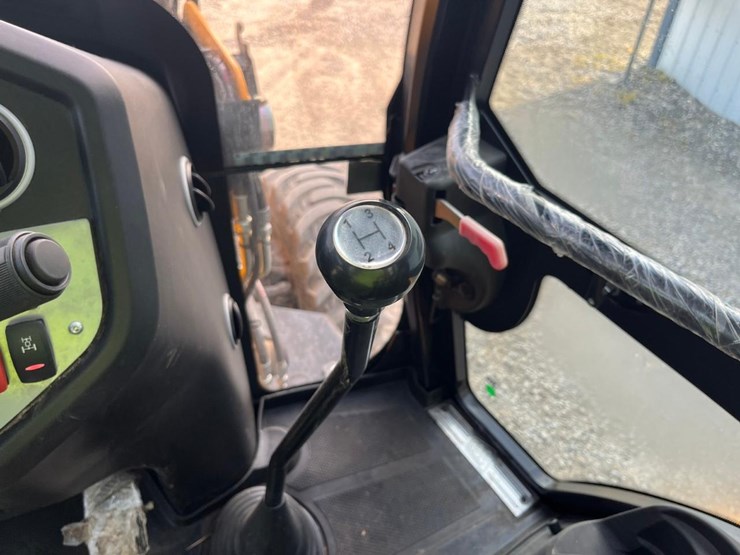 2022-jcb-3cx-image-38