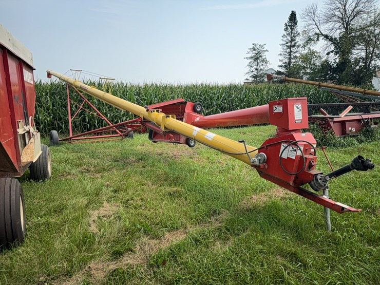 westfield-mk100-61-pto-auger-w/-hyd-lift,-swing-hopper,-10”-x-61’-image-1