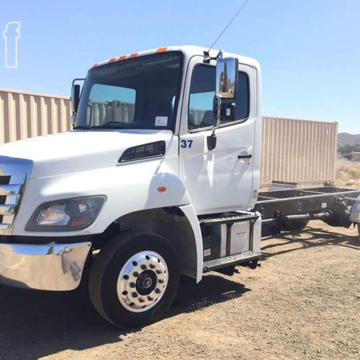 2017 HINO 268A