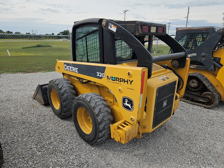 2005-john-deere-320-image-13