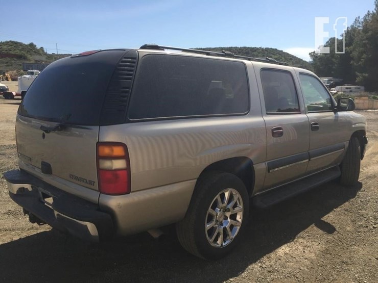 2003-chevrolet-suburban-image-3