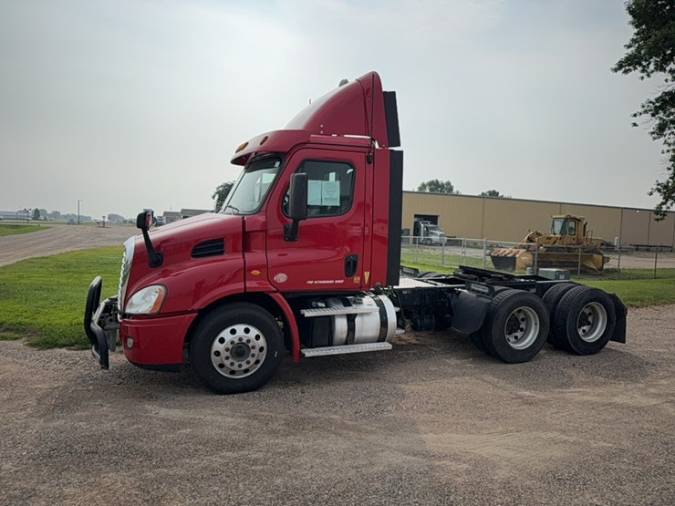 2020-freightliner-cascadia-113-image-1