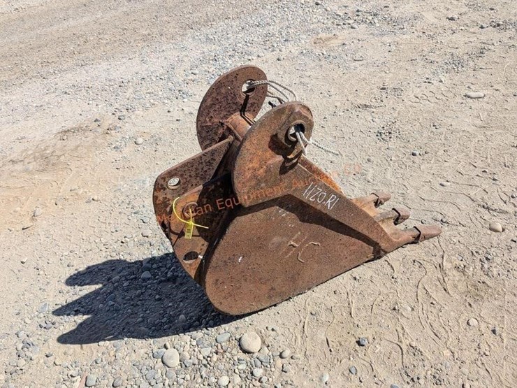 12"-backhoe-digging-bucket-image-3