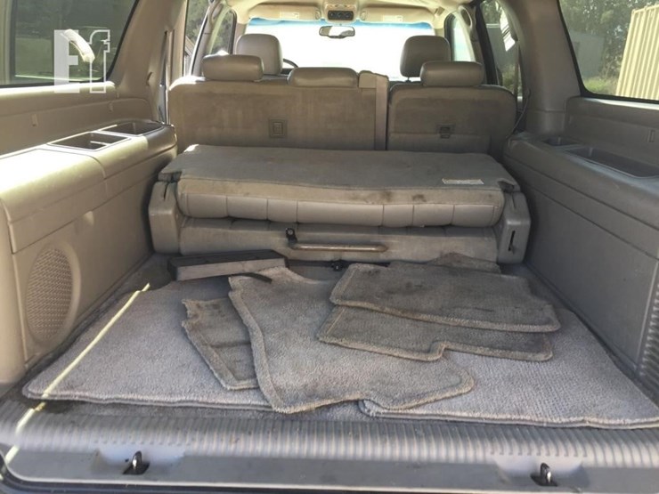 2003-chevrolet-suburban-image-10