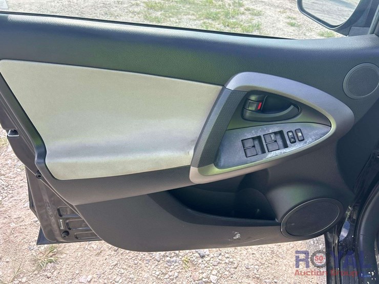 2011-toyota-rav4-image-11