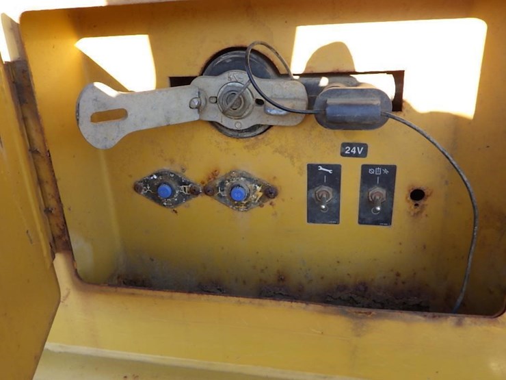 2011-caterpillar-770-image-21