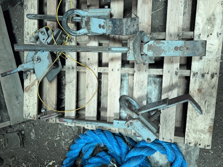 pallet-of-(4)-ag-quick-hitches-and-(1)-receiver-for-tractor-image-3