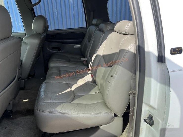 2003-chevrolet-suburban-image-27