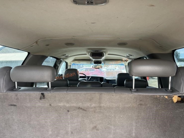 2003-chevrolet-suburban-image-25