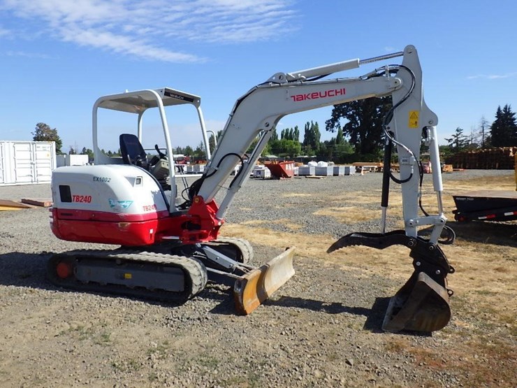 2021-takeuchi-tb240-image-2