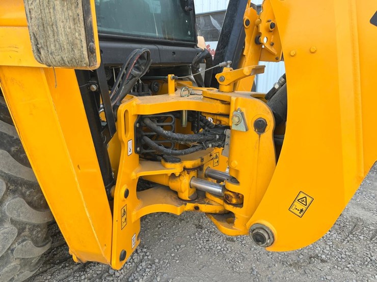 2022-jcb-3cx-image-16