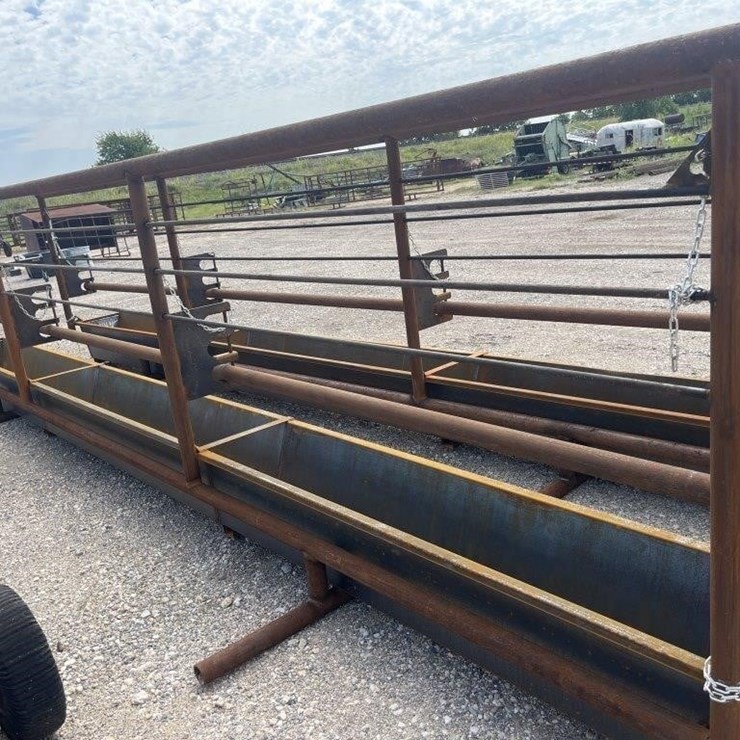 L2 - (1) 24' Freestanding Panel W/ Feed Bunk