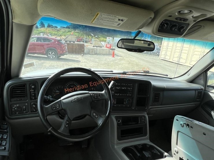 2003-chevrolet-suburban-image-30