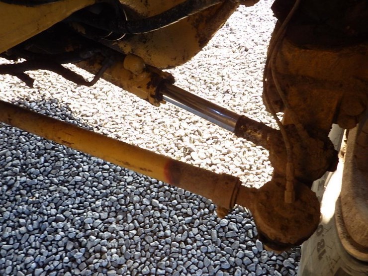 2011-caterpillar-770-image-32