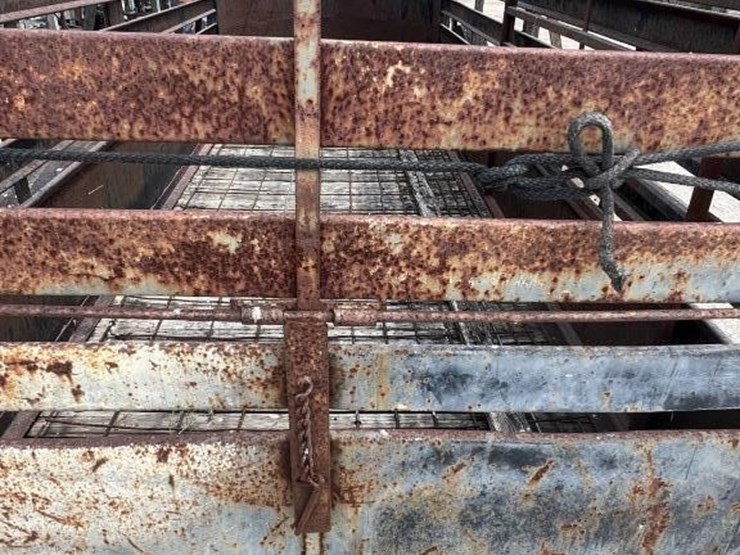 l2---bumper-pull-livestock-trailer-image-7