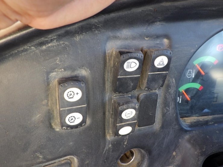 2011-caterpillar-770-image-48