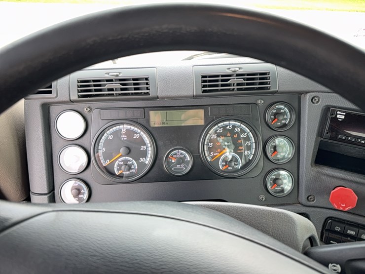 2020-freightliner-cascadia-113-image-16