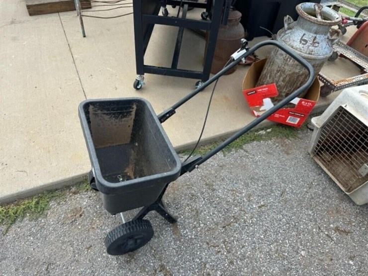 small-lawn-spreader-image-1