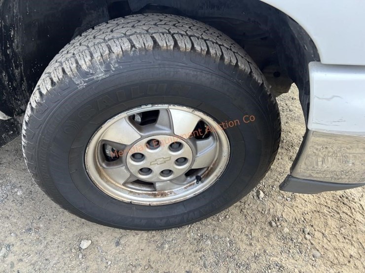 2003-chevrolet-suburban-image-13