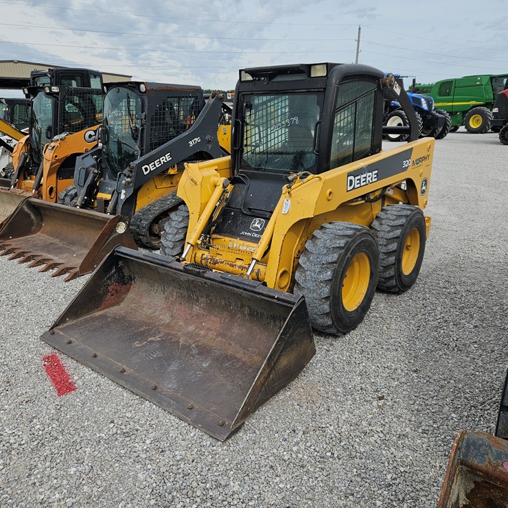 2005 JOHN DEERE 320