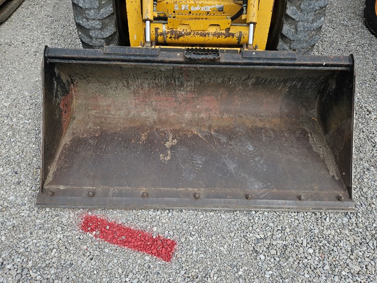 2005-john-deere-320-image-3