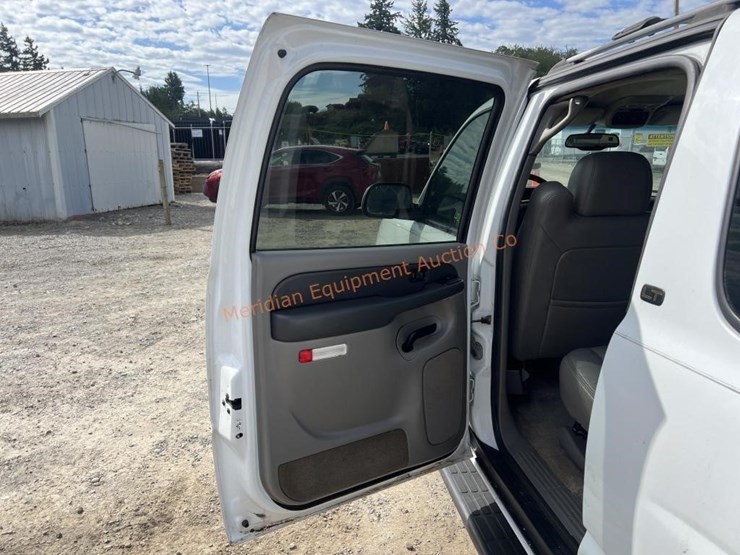 2003-chevrolet-suburban-image-26