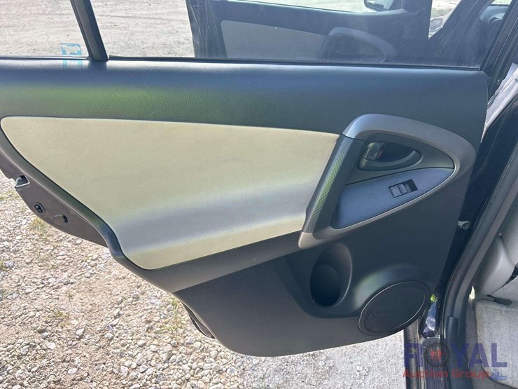 2011-toyota-rav4-image-18
