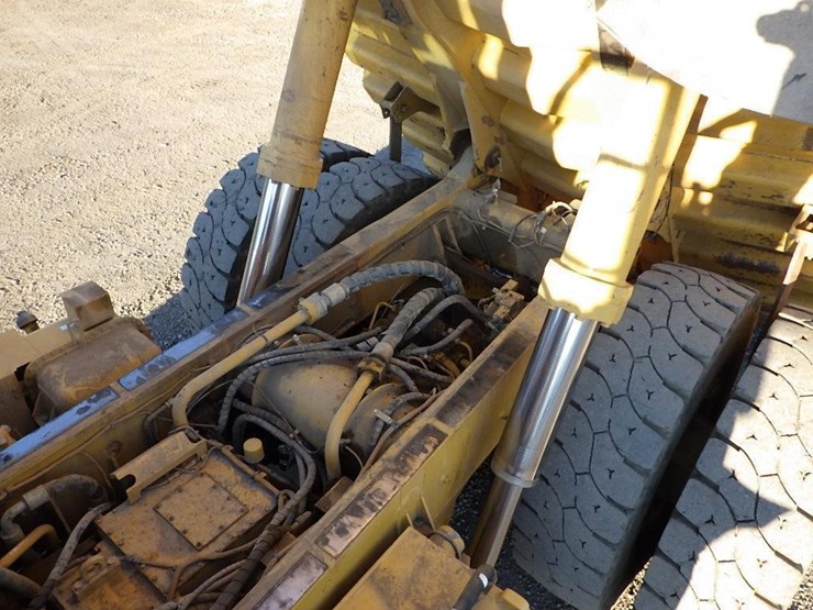 2011-caterpillar-770-image-10