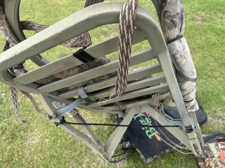 folding-hunting-tree-stand-&-pads-image-3