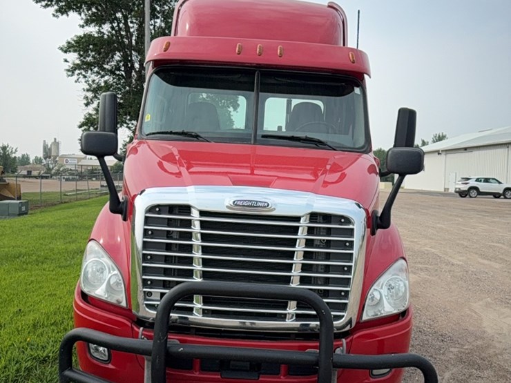 2020-freightliner-cascadia-113-image-2