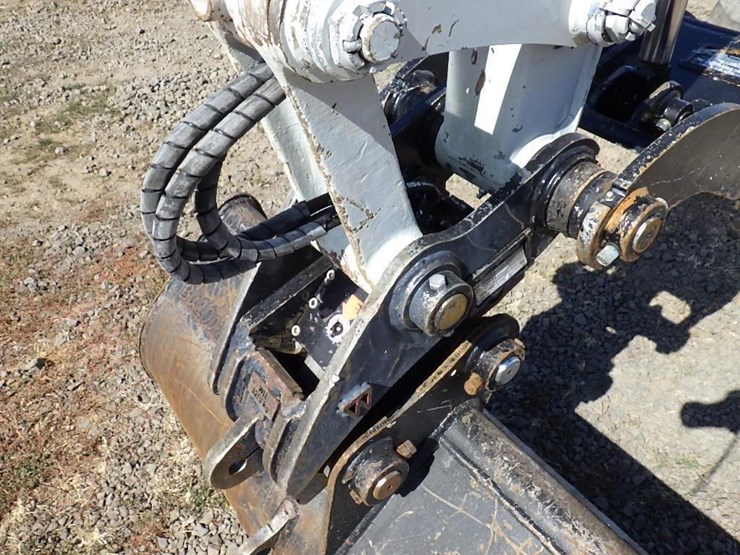 2021-takeuchi-tb240-image-12