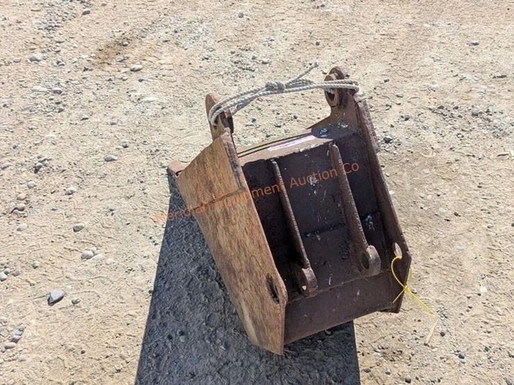 14"-backhoe-digging-bucket-image-7