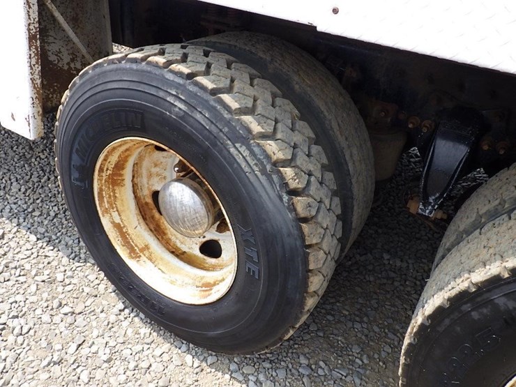 2005-sterling-lt8500-image-51